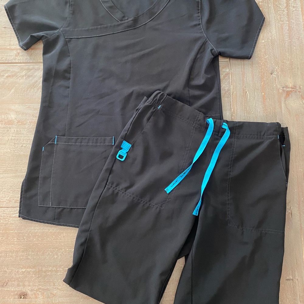 Carhartt V neck flex scrubs. Like new!